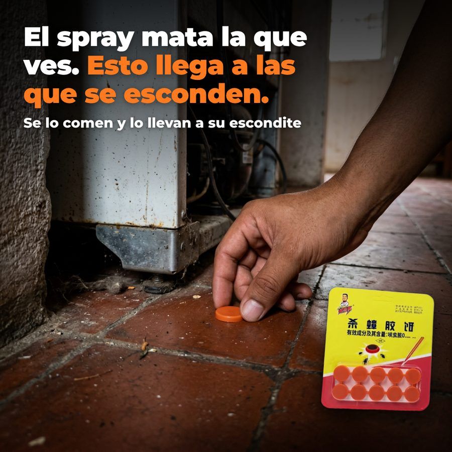 El spray mata la que ves. Esto llega a las que se esconden: mano colocando una cápsula detrás de la refri, con el paquete