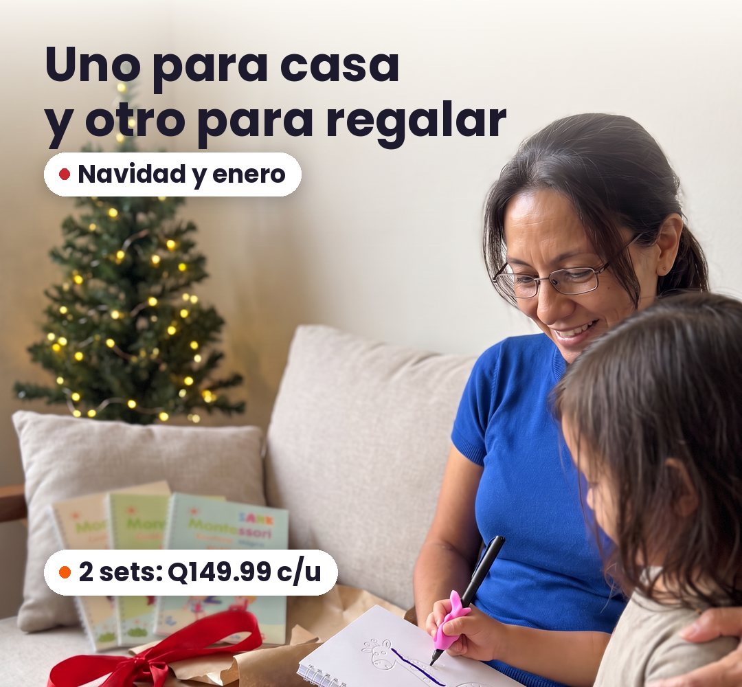 Abuela y nieta practicando junto al árbol de Navidad: uno para casa y otro para regalar