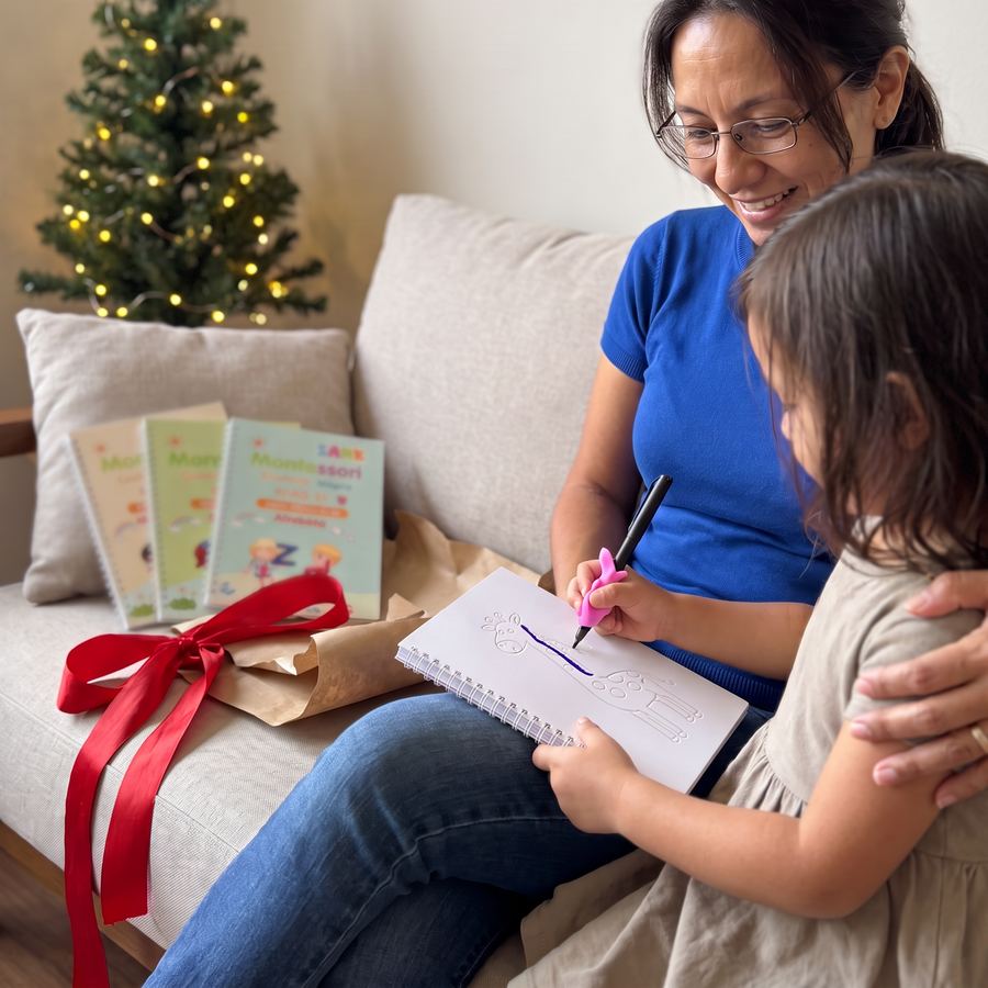 Abuela regalando el set de cuadernos a su nieta junto al árbol de Navidad
