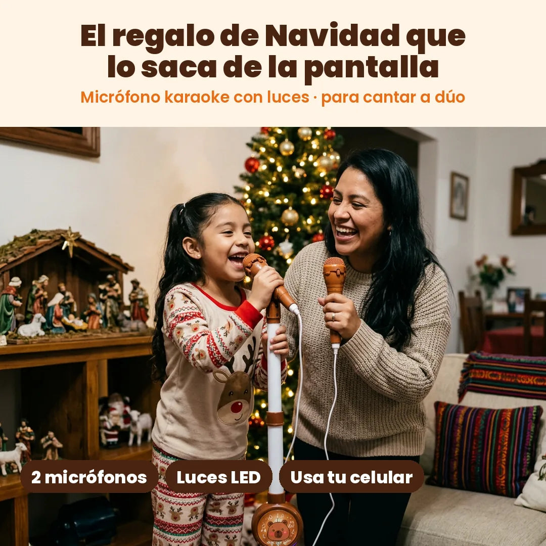 Niña y su mamá cantando a dúo con el micrófono karaoke capibara en Navidad