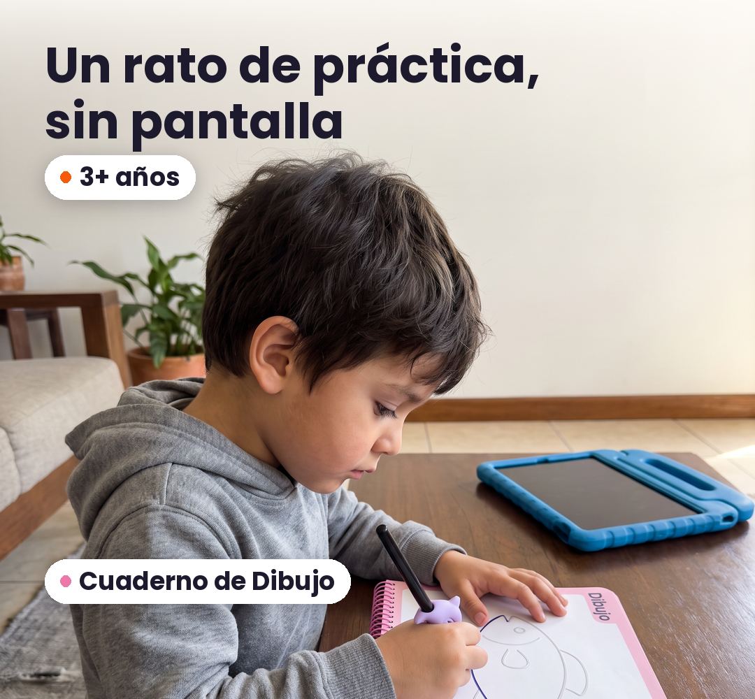 Niño de 3 años o más trazando un pez en el cuaderno de Dibujo, con la tablet apagada